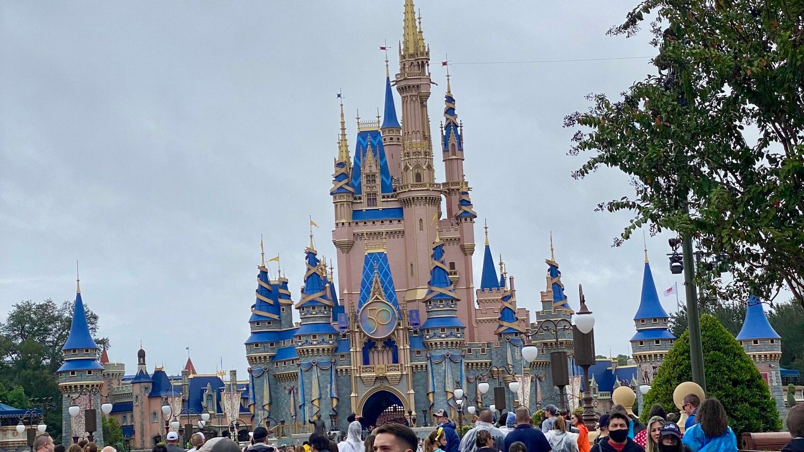How Much Does a Week at Disney Cost? (Disney World, Disneyland, Tokyo & Paris Breakdown)